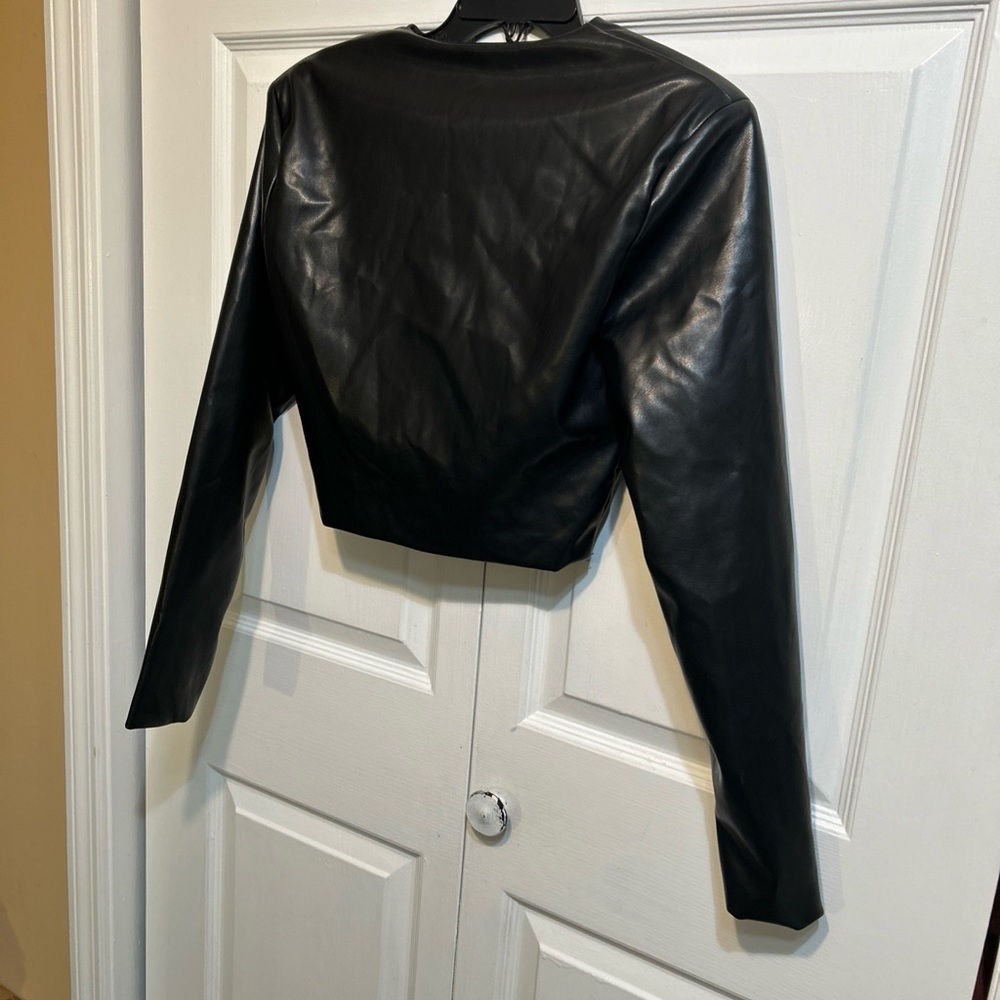 Nasty Gal Faux Leather Cropped Top Crossover Twisted Front Size 6 Black - Picture 8 of 11